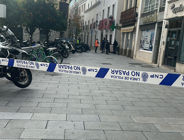 Calle de la Diputación cortada por cinta policial.